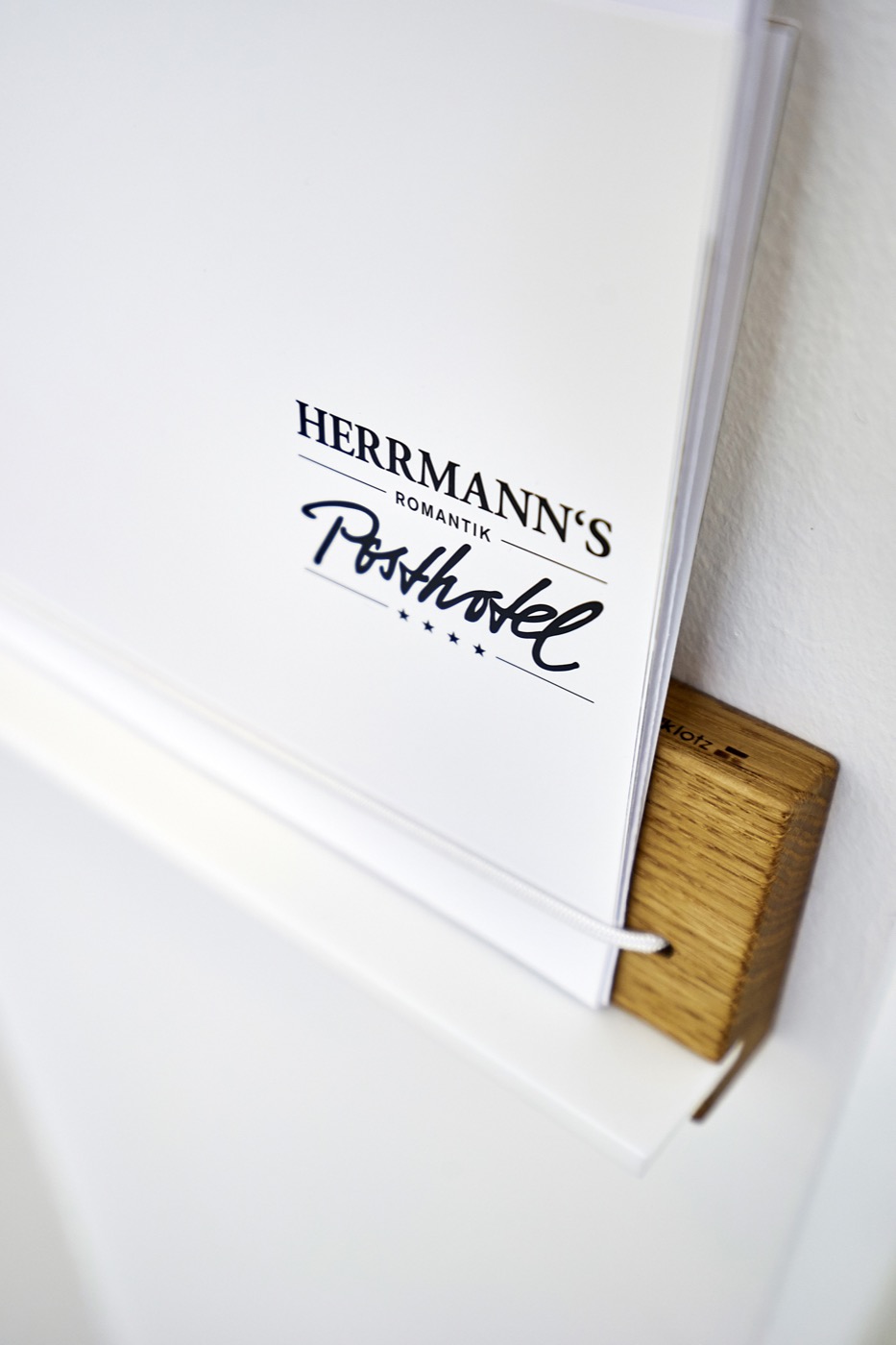 magazine racks for hotels